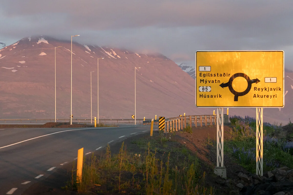 panneau de signalisation routière sur une route près d'Akureyri
