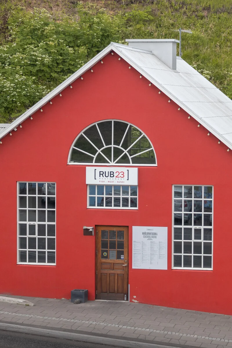 façade de la bâtisse rouge du restaurant Rub 23