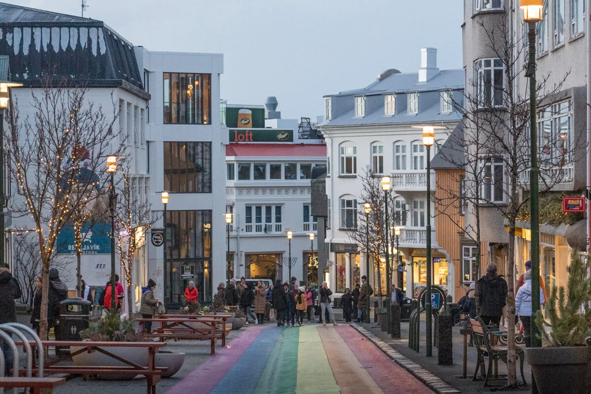 rue piétonne avec arc-en-ciel au sol et bâtisses en ville