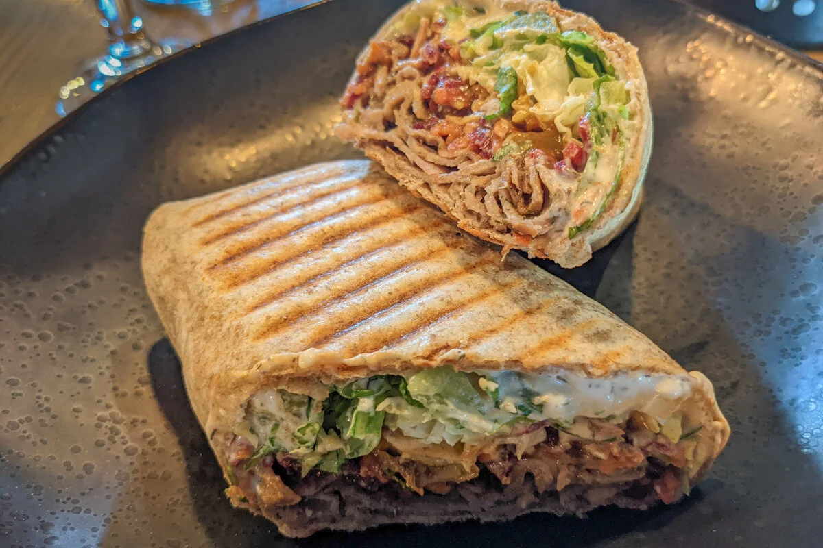 un sandwich wrap grillé dans une assiette