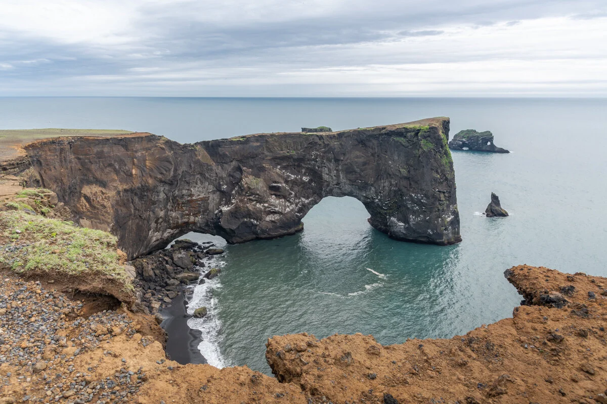 arche naturelle de roche sur l'océan avec ouverture circulaire