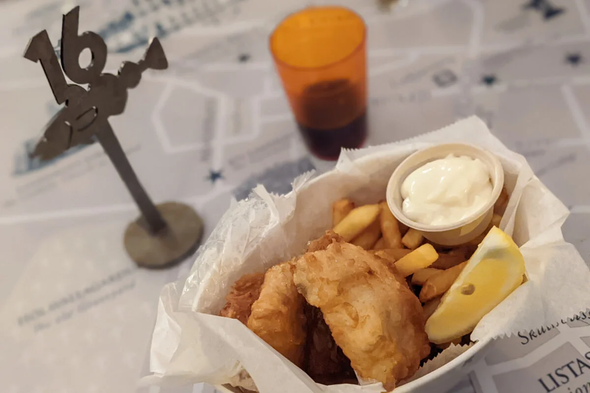 poisson frit avec frites et sauce mayonnaise dans un panier en papier