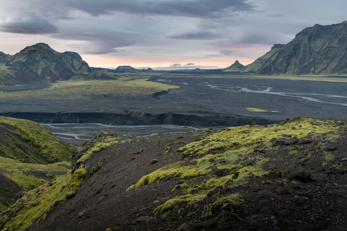 vallée glaciaire avec montagnes et mousse verte