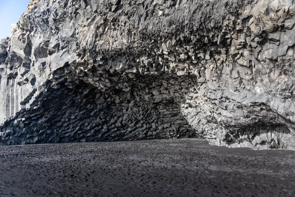 grotte creusée dans la roche