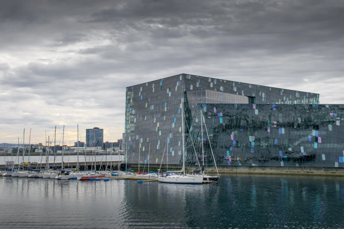 Harpa dans le port de Reykjavik vu depuis un bateau