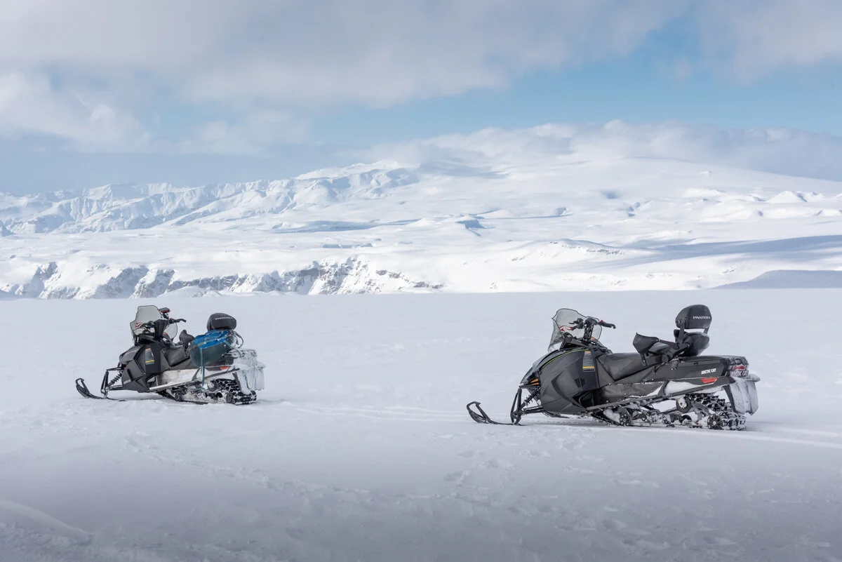 deux motoneiges sur la neige