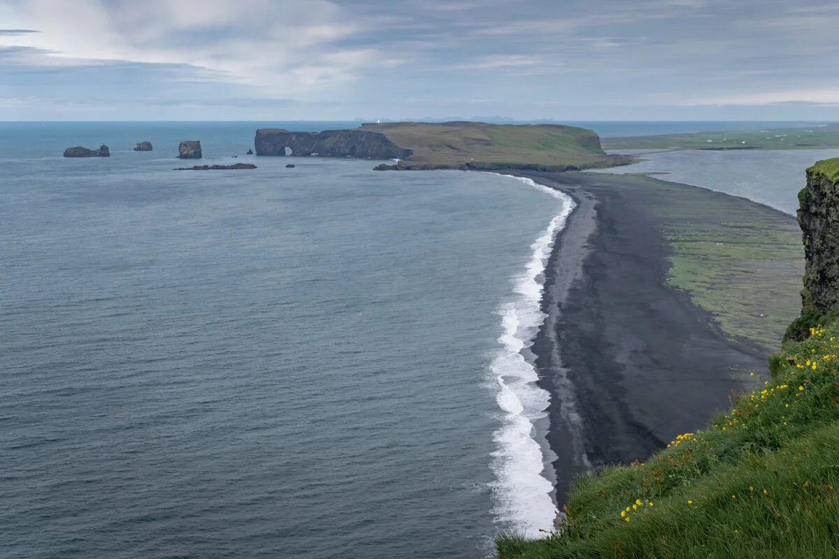 plage de sable noir et océan vus d'en haut