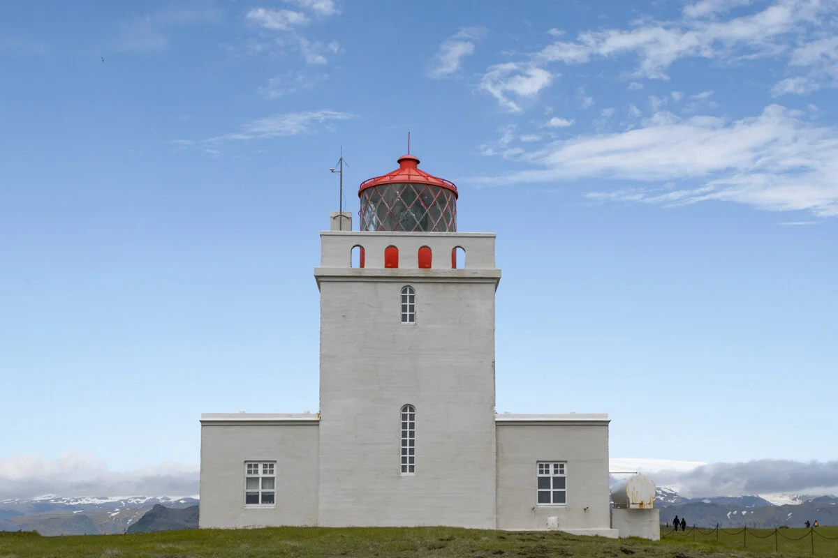 phare blanc carré avec tour, ciel bleu en arrière plan