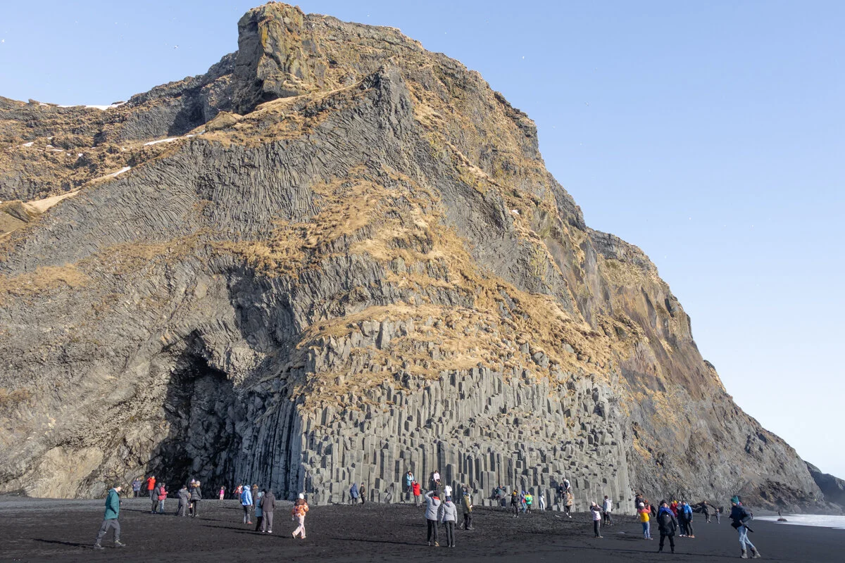 une formation rocheuse basaltique avec des colonnes de lave refroidie