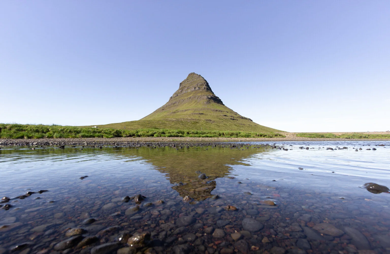 montagne conique se reflétant dans l'eau à Snaefellsnes