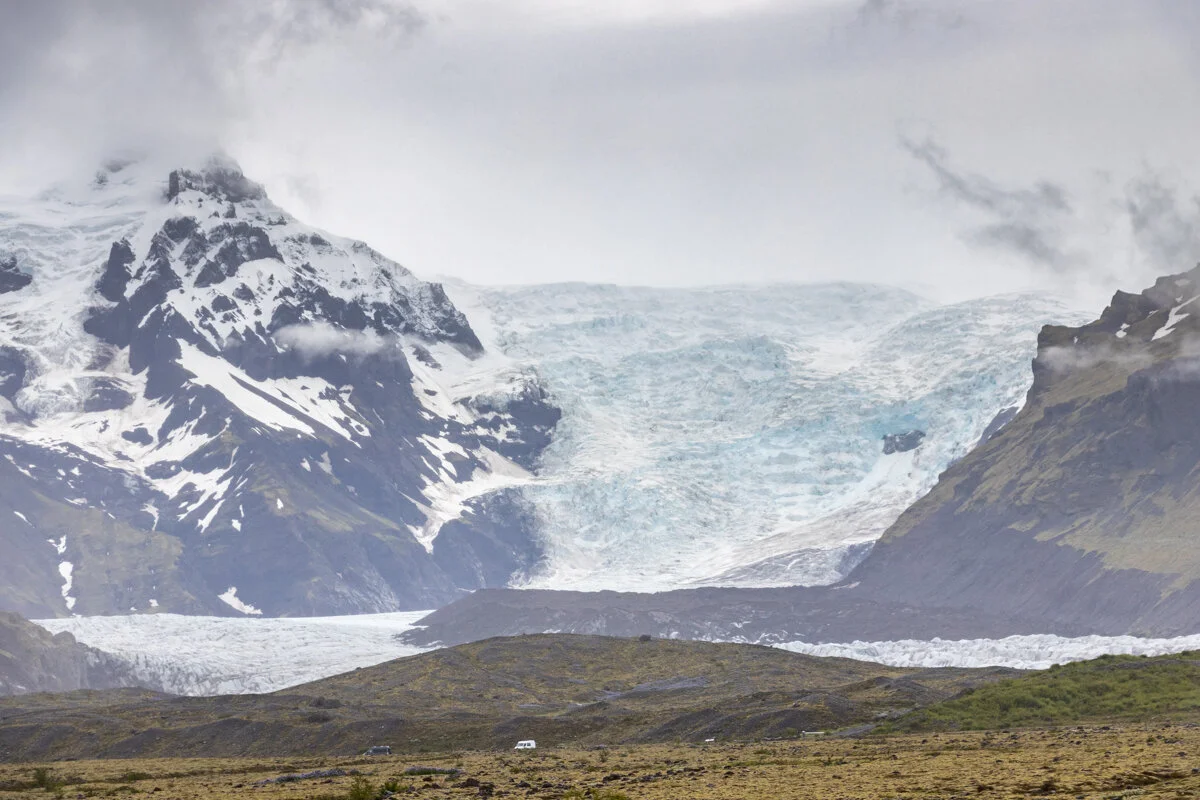 glacier entre deux sommets rocheux enneigés