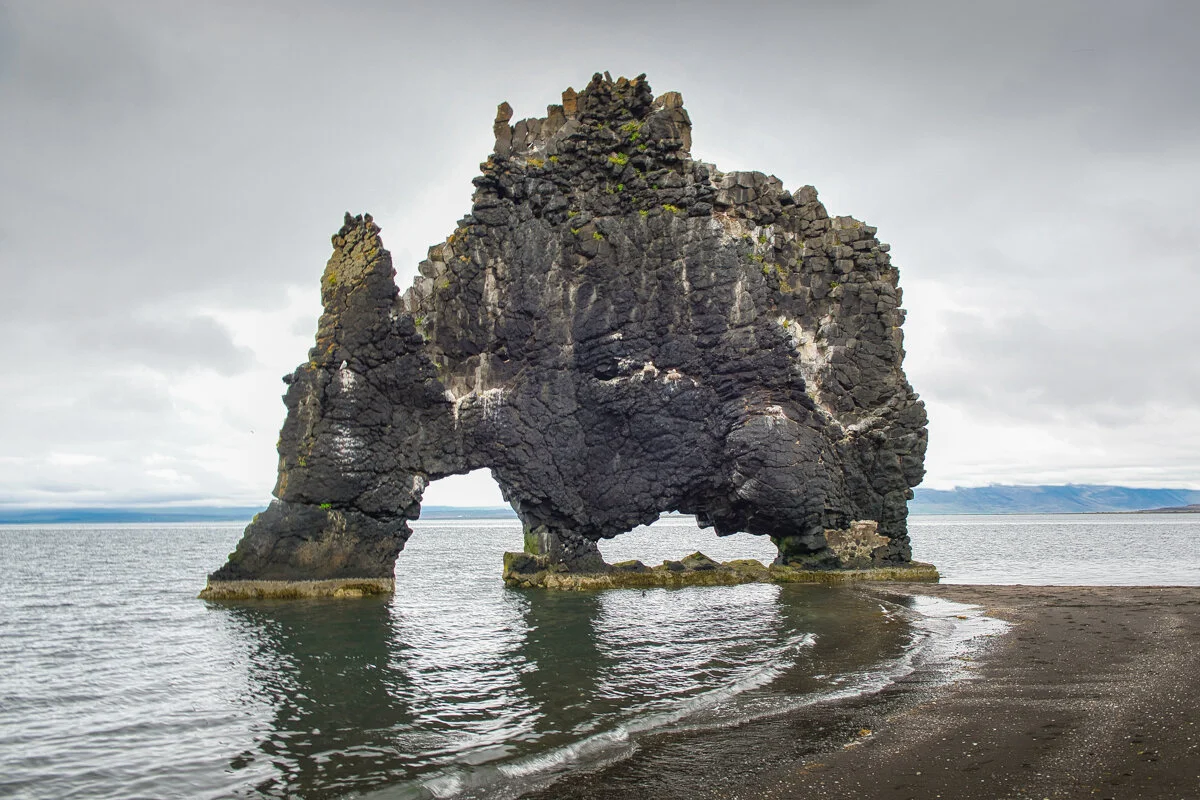 rocher en forme d'éléphant dans l'eau
