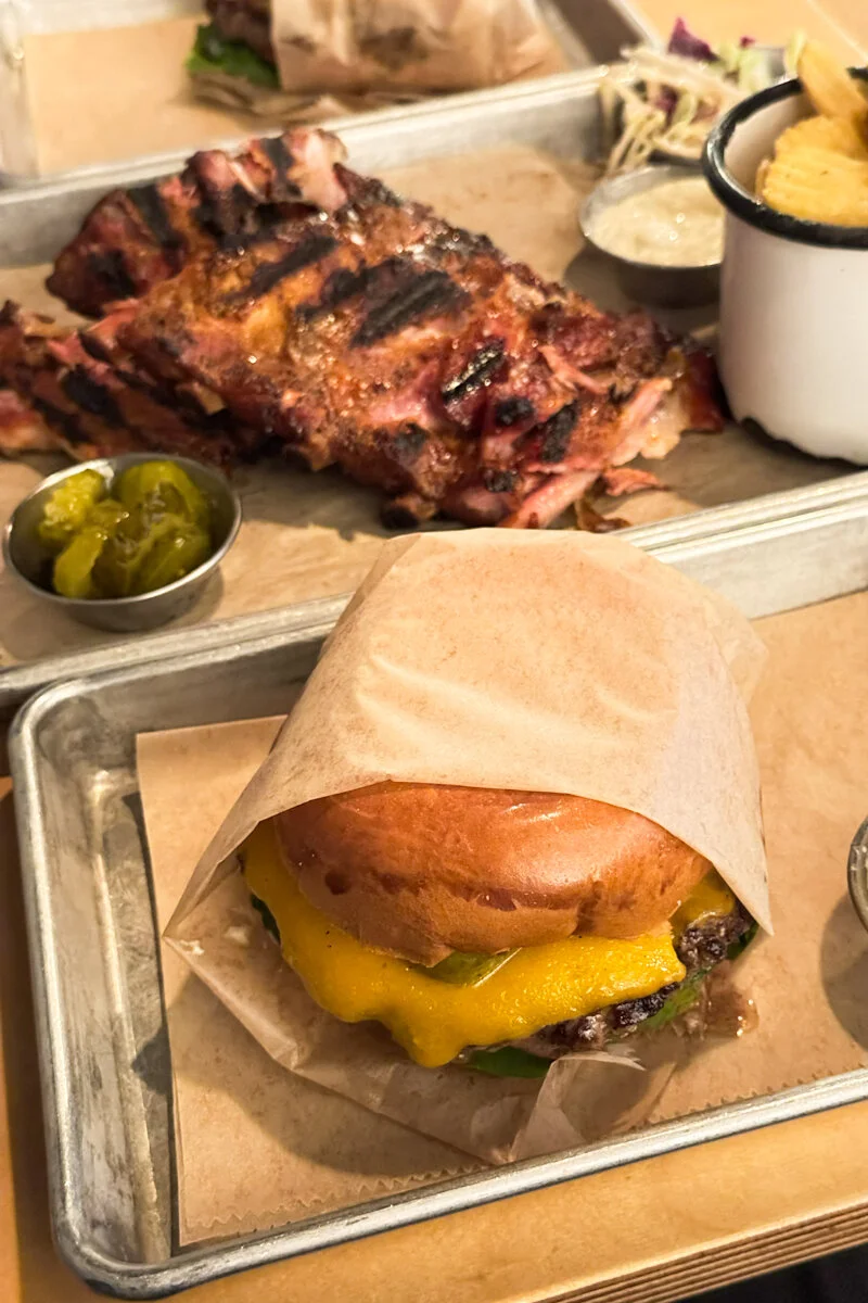 un burger dans le restaurant Smidjan Brugghus