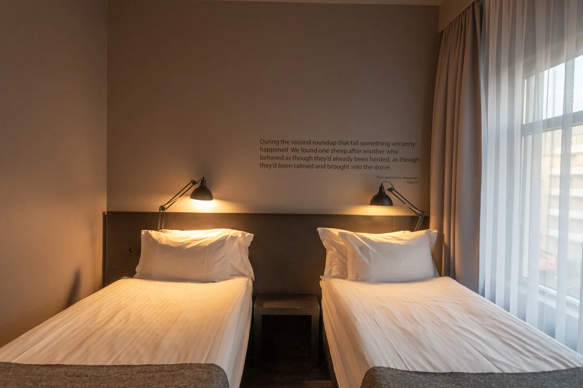 deux lits jumeaux avec lampes de chevet dans une chambre