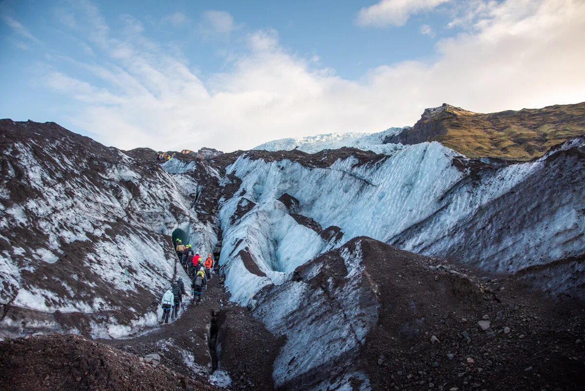 glacier bleu avec des résidus volcaniques noirs