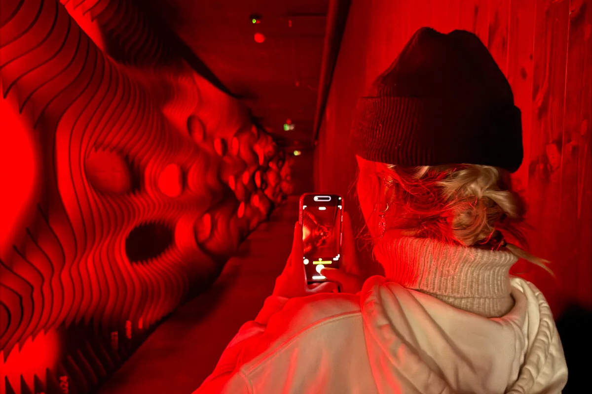 personne qui fait des photos dans un environnement rouge du musée du lava show