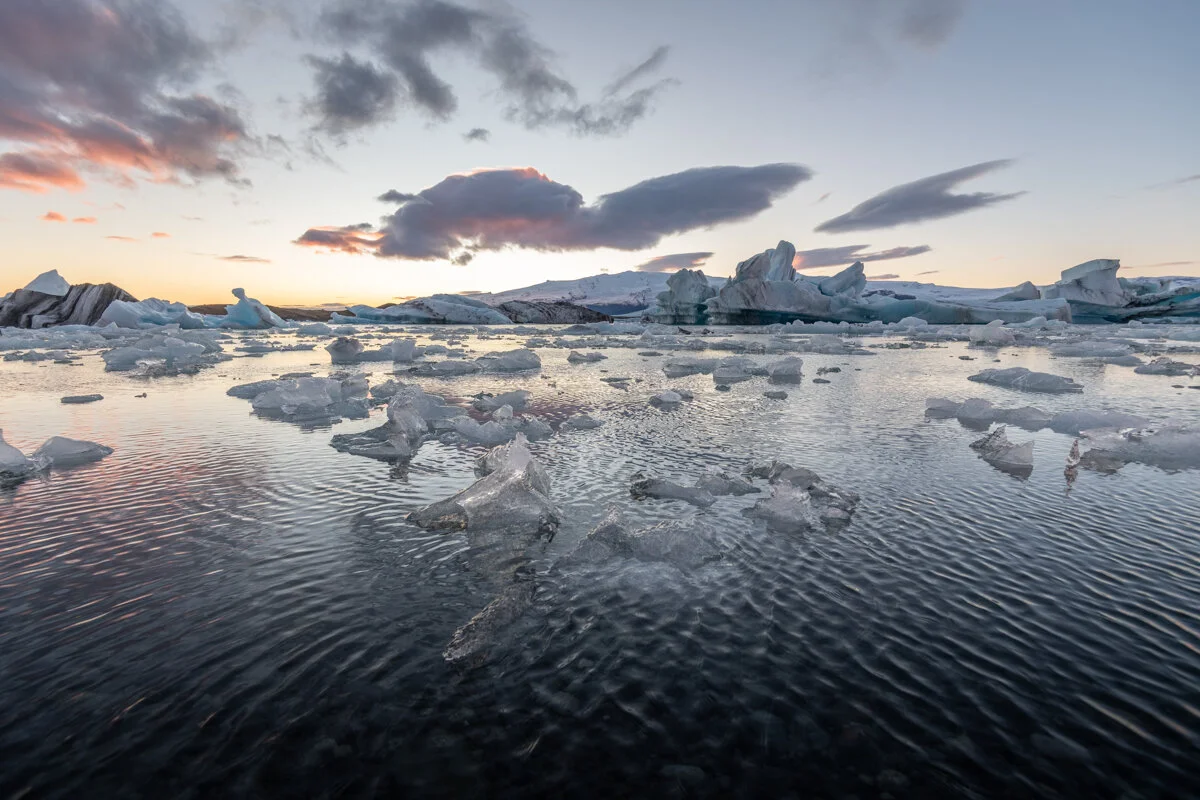 icebergs flottant avec soleil couchant