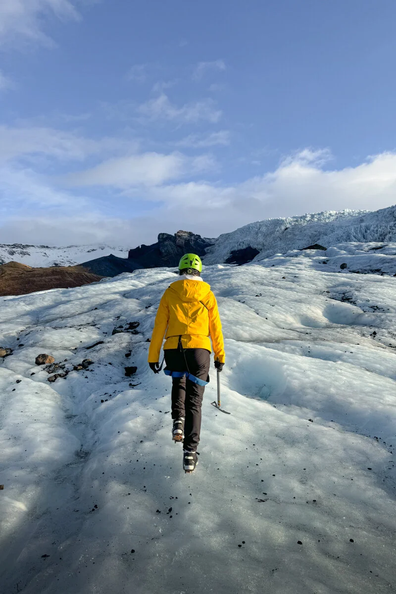 personne qui marche sur le glacier avec un casque