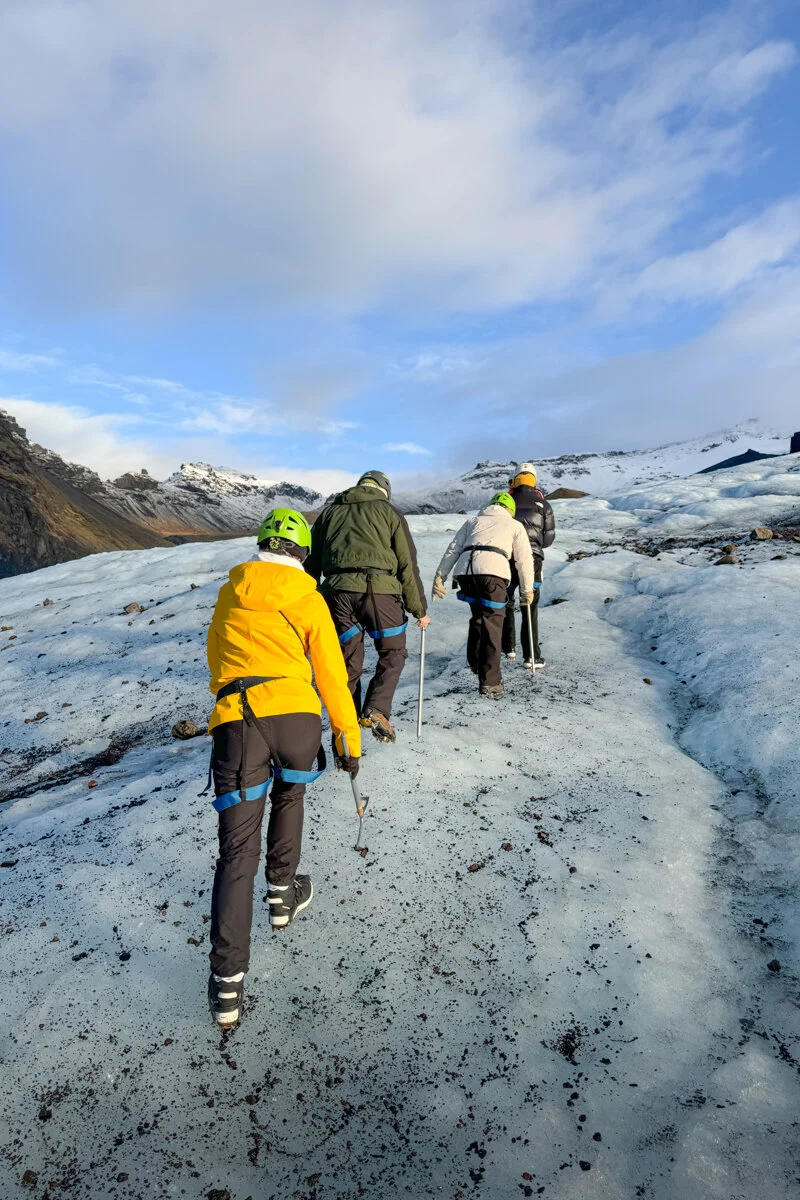 des randonneurs équipés marchent sur un glacier