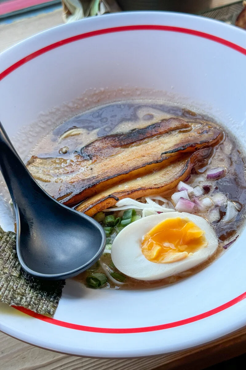 bol de bouillon avec poisson, œuf et nouilles