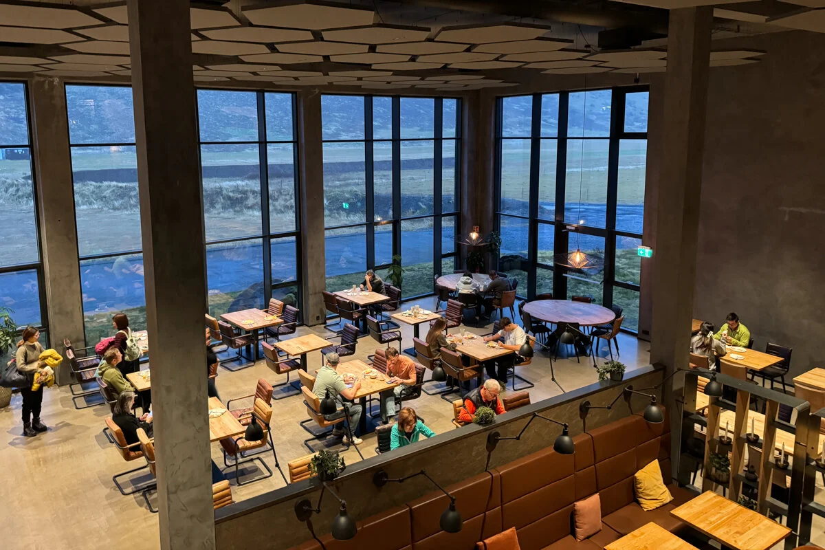 restaurant d'un hôtel avec vue et grandes baies vitrées