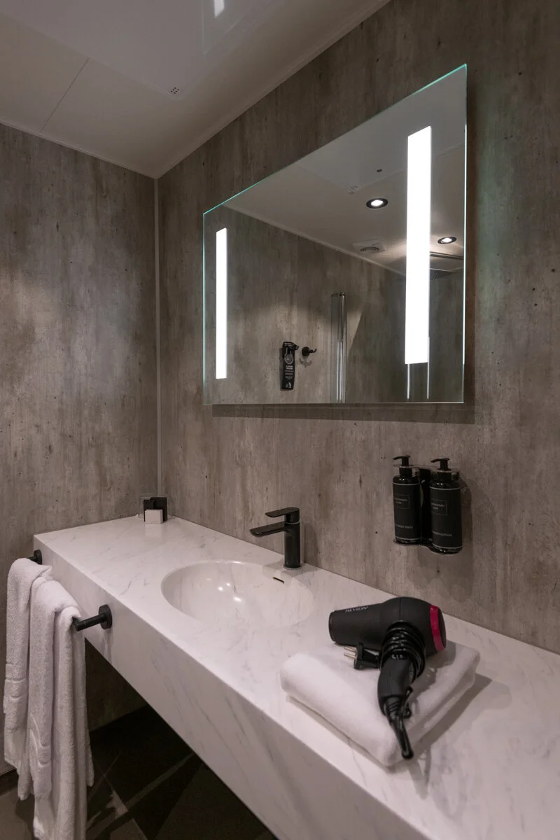 salle de bain moderne dans l'hôtel Kria