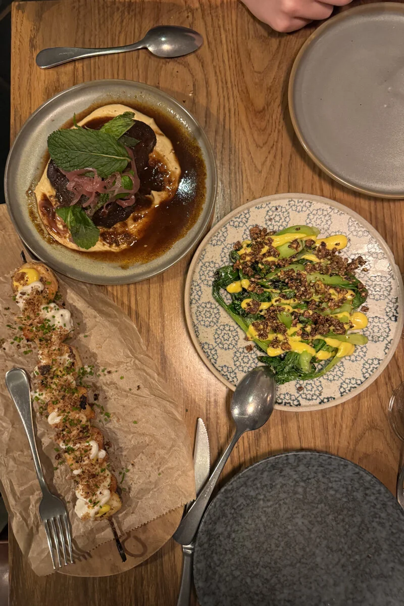 assiettes de plats cuisinés servies sur une table en bois