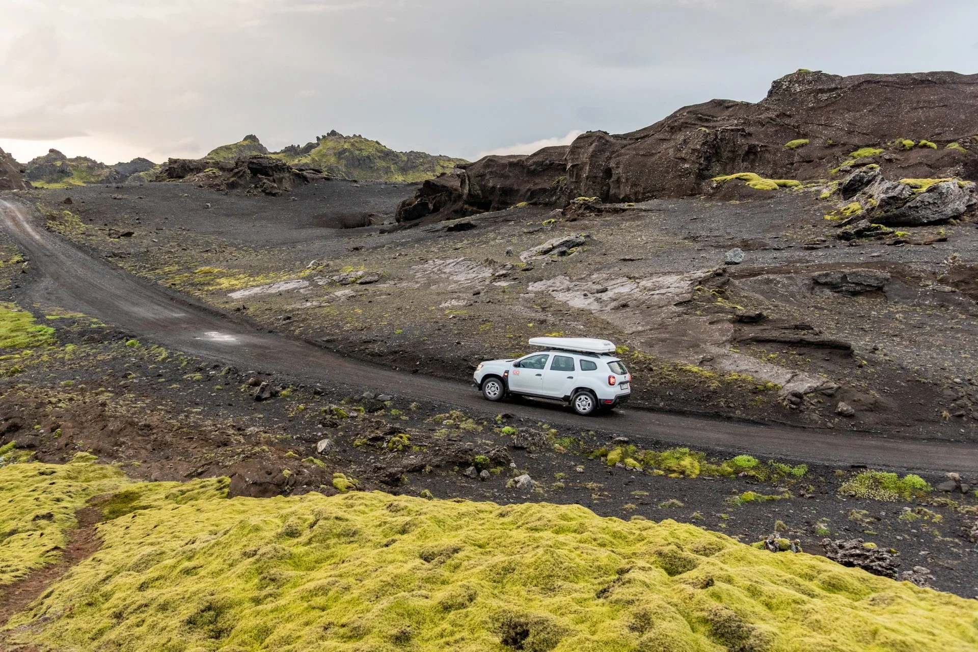 un véhicule 4x4 blanc sur un chemin caillouteux en Islande
