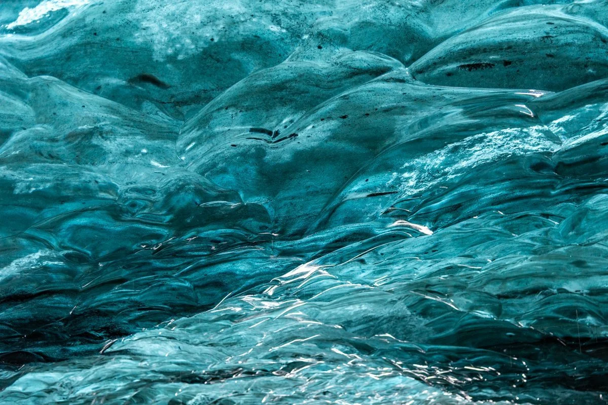 surface de glace avec reflets de lumière