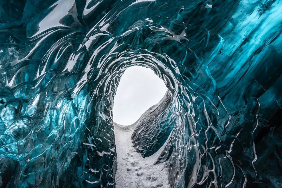 tunnel de glace bleue vu de l'intérieur