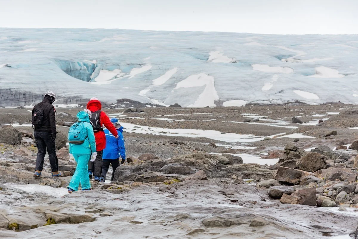 randonneurs face à un glacier