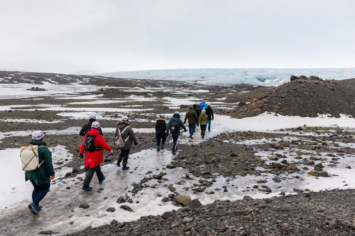 groupe de randonneurs sur un terrain enneigé