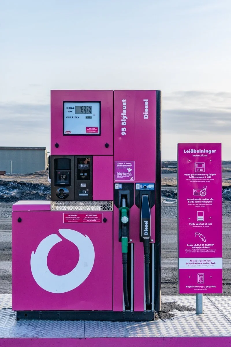 station-service rose avec pompes à essence