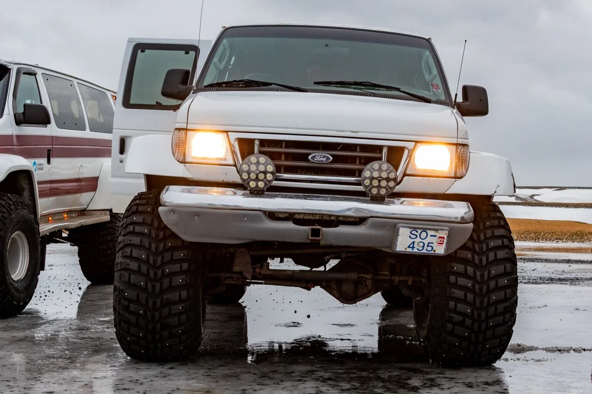 super-jeep surélevée avec pneus tout-terrain