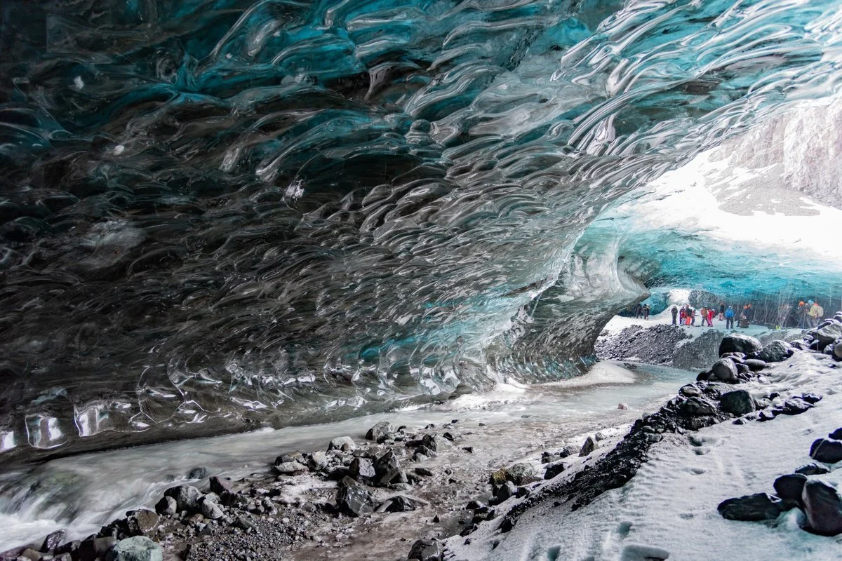 grotte de glace avec entrée et paroi rocheuse