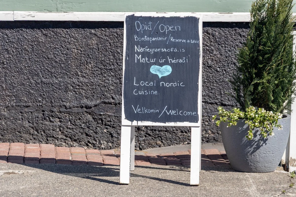 tableau noir avec menu du restaurant écrit à la craie à l'extérieur