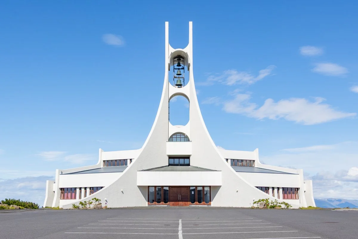 église futuriste avec tour centrale et arches