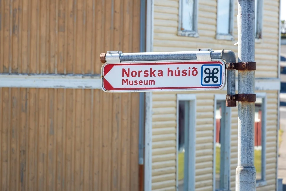 panneau de direction vers le musée Norska Husio