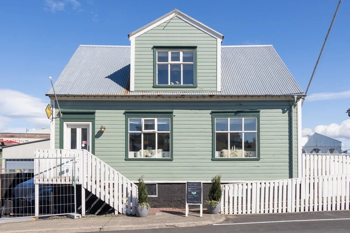 maison de style victorien à deux étages avec baie vitrée