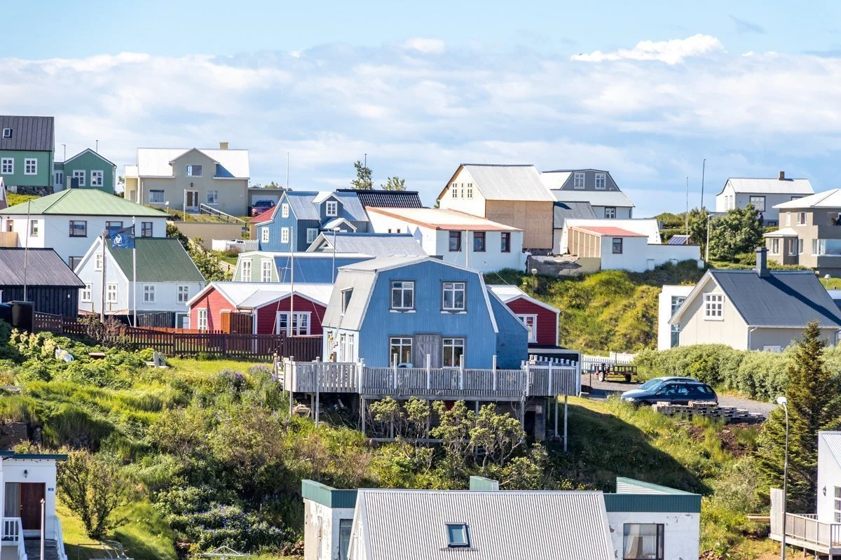 maisons colorées construites sur une colline verdoyante
