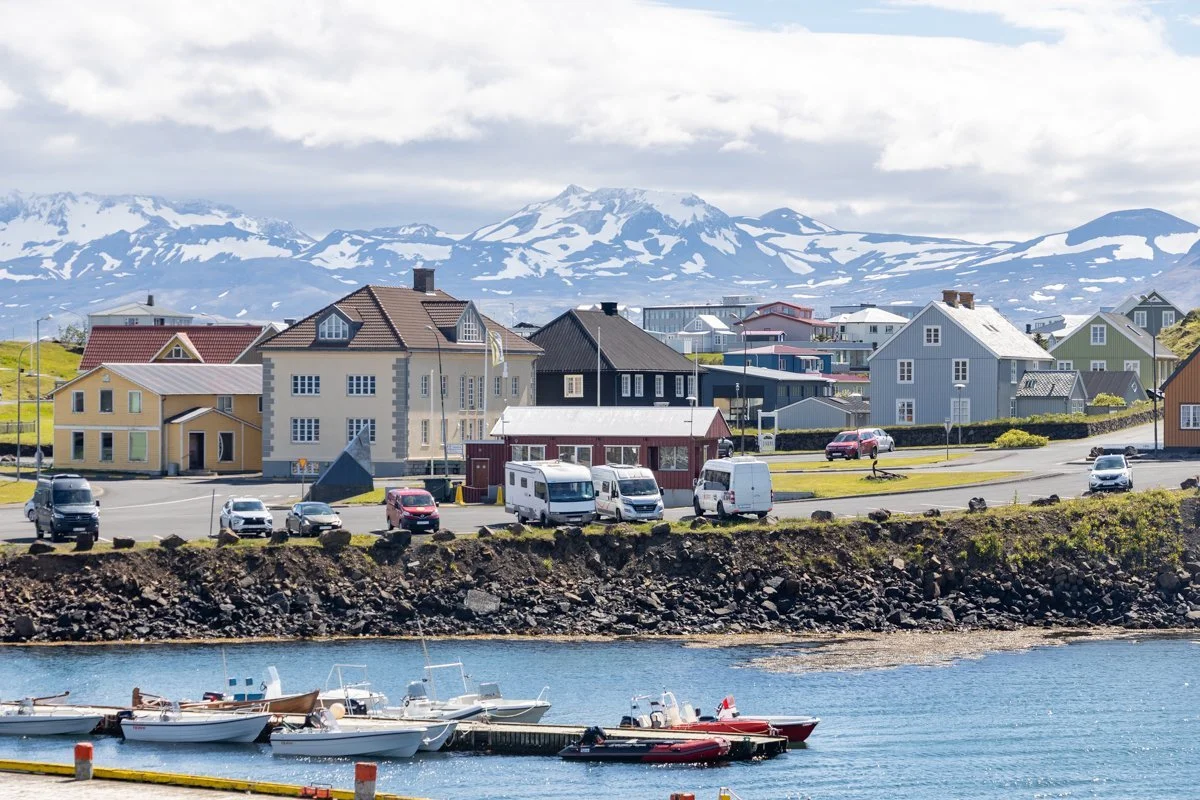 petits bateaux de pêche amarrés près de maisons à Stykkisholmur