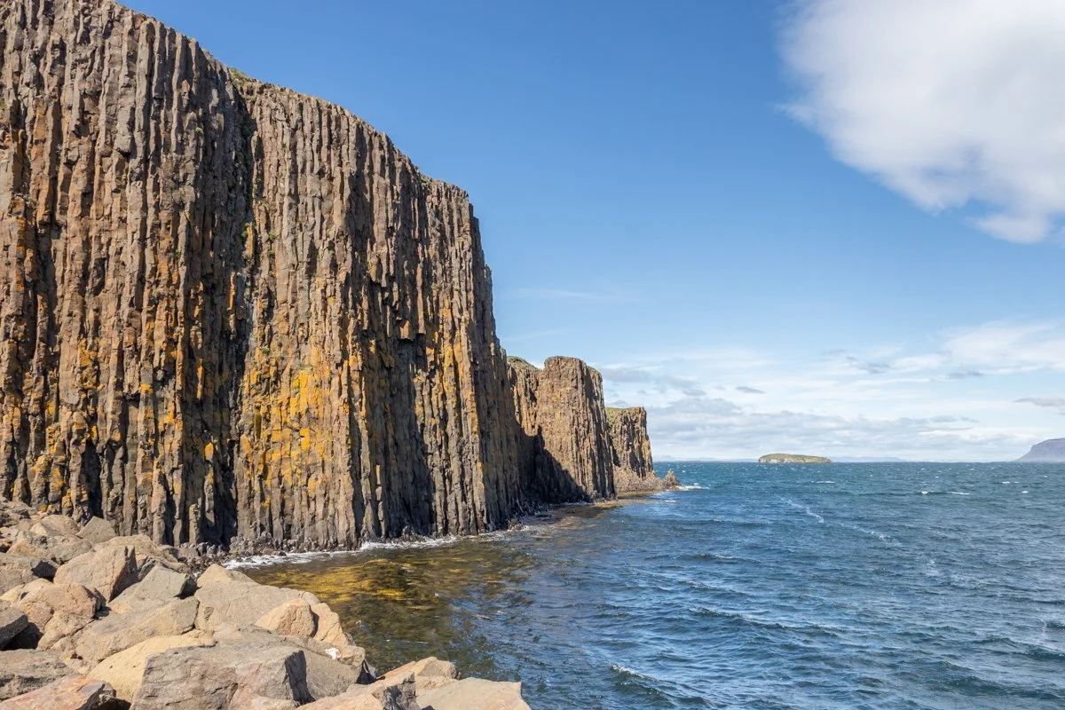 colonnes de basalte sur une falaise en bordure d'océan