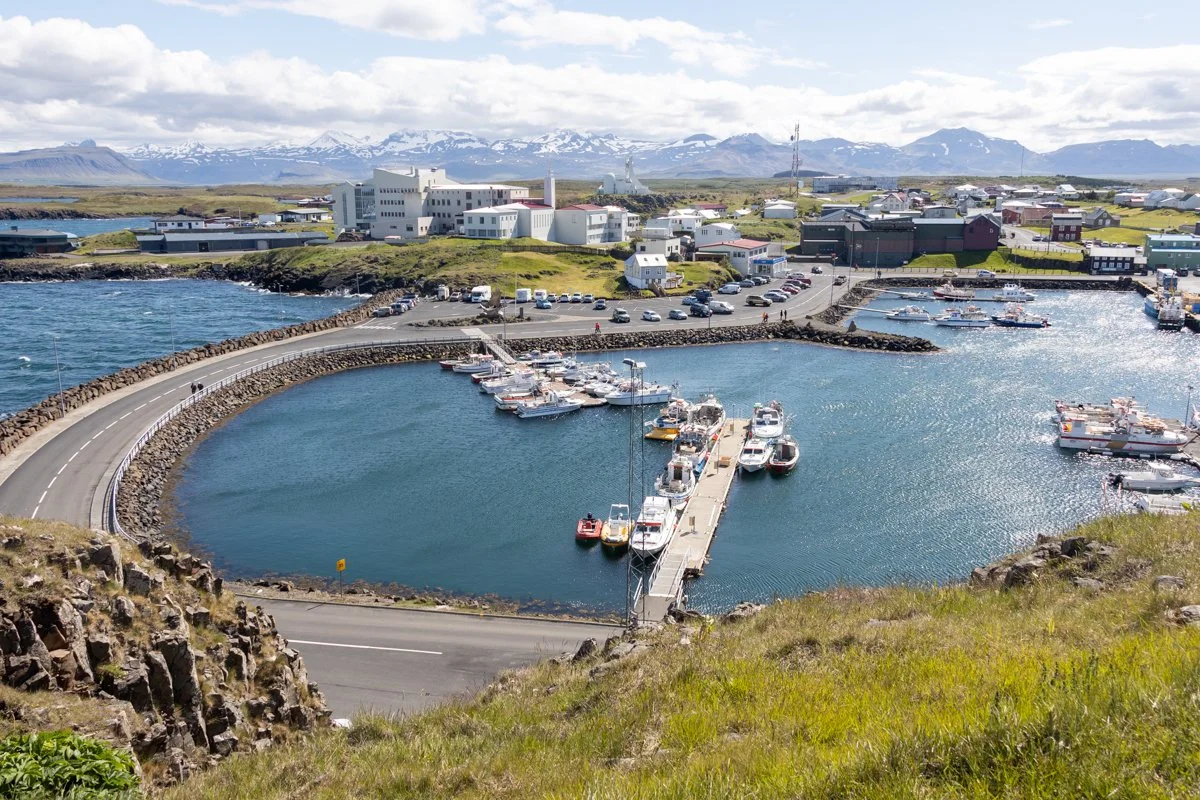 port avec bateaux et jetée dans une baie côtière