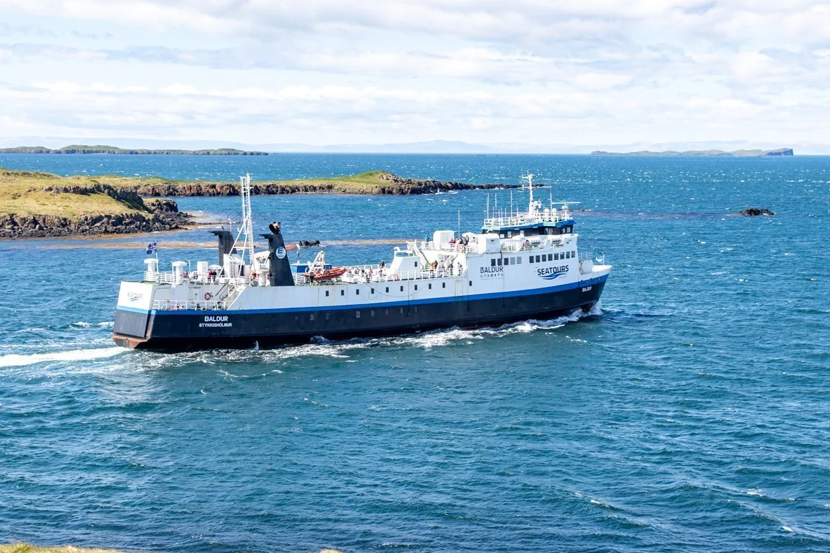 un ferry navigue sur l'océan